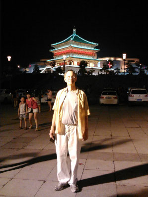 R in front of Xian Bell tower
